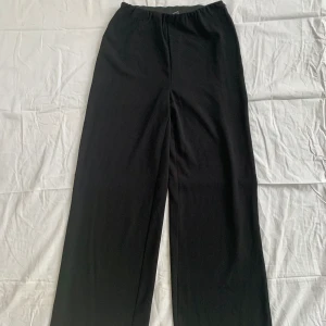 Nya utsvängda byxor från Vero Moda/ storlek 44 - Nya oanvända byxor från Vero Moda i storlek M. Byxorna är svarta, i stretchigt tyg och stängs med en integrerad dragkedja i sidan. Tighta upptill och utsvängda nedtill. Säljes då det var ett felköp. Har endast hängt på en galge i min garderob. Skriv gärna vid frågor :) 