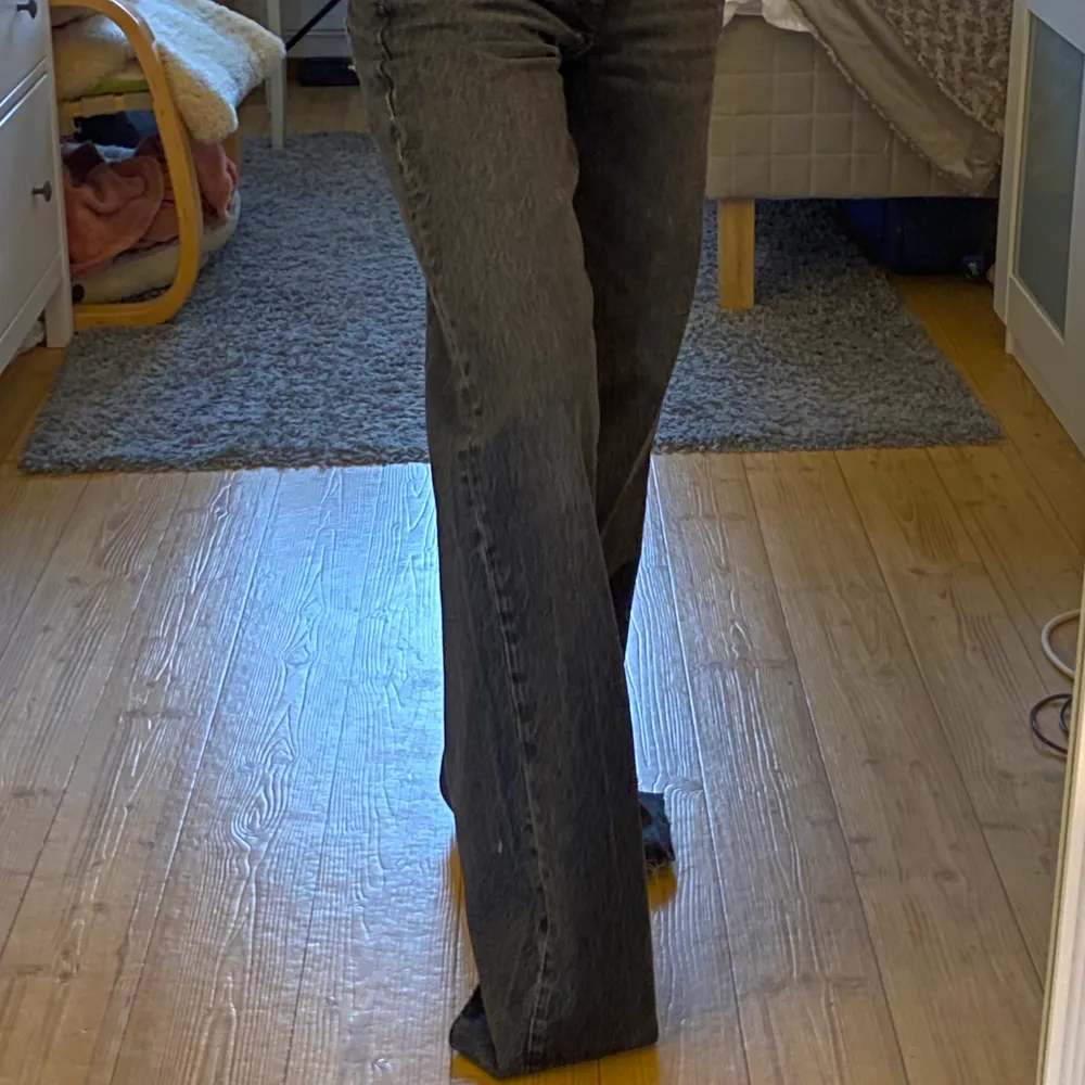 Säljer ett par supersnygga långa jeans! Dom är midwaist och är långa på mig som är 160! Aldrig använda och prislappen kvar👌🏼💕 . Jeans & Byxor.