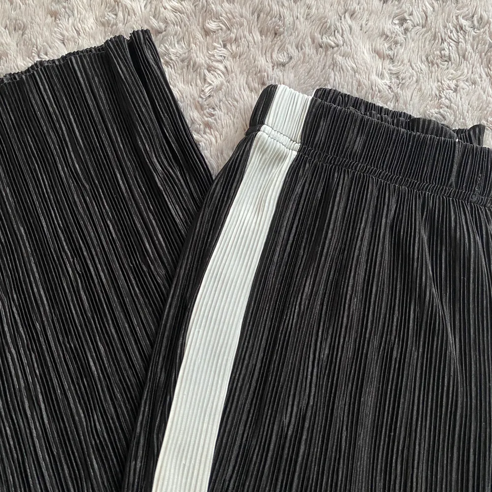 Härliga byxor från Gina Tricot i storlek XS, men passar även S då det är loose fit. Byxorna är i bra skick endast använda ett fåtal gånger hemma då dom inte riktigt är i min stil. ✨ . Jeans & Byxor.