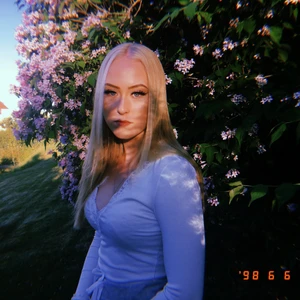 V-ringade tröja i storlek S - Det här är en vit ribbad långärmad tröja med vågiga ärmar och kant. Jätteskönt material och stretchigt så passar säkert någon lite större än jag. Frakt är inte inräknad