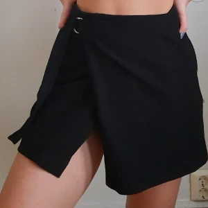 Kjol - Fickor, skits, svart. Kan det bli bättre? Använt men bra skick.