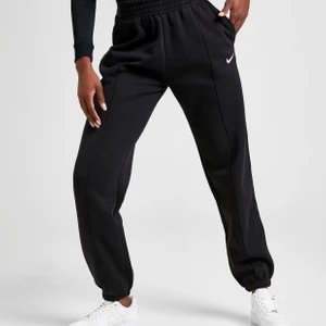 Nike Swoosh fleecebyxor  - Stört snygga och trendiga mjukisbyxor men fick hem fel storlek på byxorna, tog 2 månader att skickas från London så känns ovärt att hålla på att skicka tillbaka. Alla lappar finns kvar. Köparen står för frakten. 