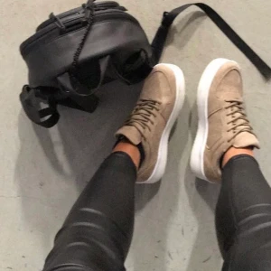 Snygga sneakers - Säljer dessa sneakers i beige, helt galet snygga!!! Säljes pga kommer inte till användning. Strl 40 , passar mig bra som har 39. Knappt använda! 130 kr + 99kr frakt spårbart 👌🏼