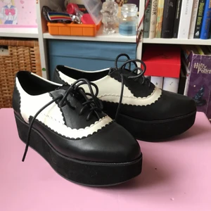 Svartvita platåskor - supersöta platåskor i svart och vitt! i princip oanvända, tror inte en jag gått i dom ute. 