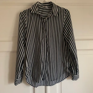 Skjorta från H&M  - Fin basic skjorta från hm. Sparsamt använd då den inte riktigt passade min stil. 