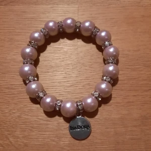 Armband från Isadora - Armband med pärlor i en dusty pink. Ca 17cm, men av strechigt band, så passar de flesta.