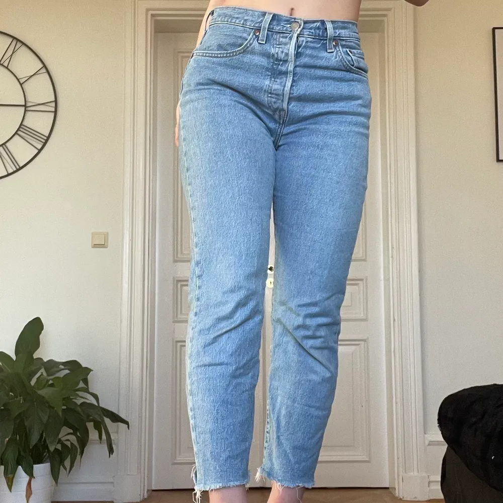 Mom Jeans från Levi’s i supergott skick, W 27 L 26 ❤️. Jeans & Byxor.