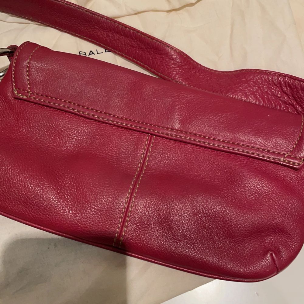 Röd vezzano väska i äkthet läder. Jätte bra kvalitet och hipp❤️. Väskor.