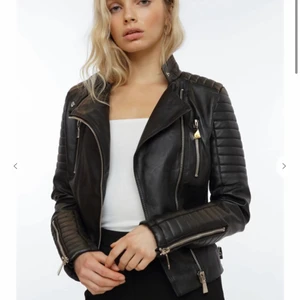 Skinnjacka  - Säljer min skinnjacka från chiquelle❤️