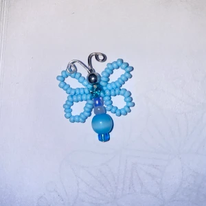 Trollslända. BLÅ - En handgjord liten trollslända. Blå. Går att få som nyckelring.