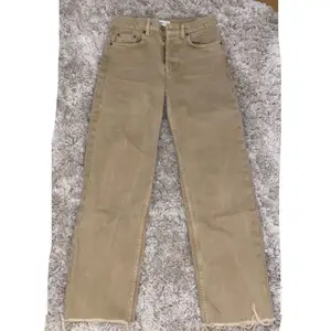 Brun/beigea straight jeans! Jättesnygga men tyvärr för små. Köpta i Rom🤍 