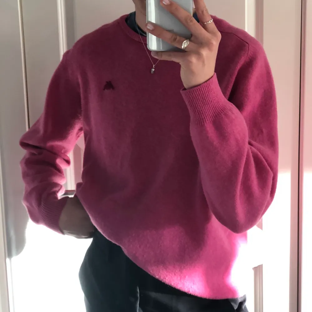 Superfin stickad rosa Kappa tröja i ull. Utmärkt skick och perfekt nu när det är kallare. Älskar den, men tyvärr för den inte nog med användning :(. Köpare står för frakt 💓. Tröjor & Koftor.