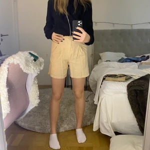 Linneshorts  - Beige/persiko-färgade linneshorts från NAKD! Supersöta och knappt använda! De är i storlek 32, men passar mig som är 36!