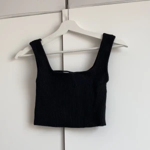 Topp - Ribbstickad kort topp, aldrig använd - endast testad. Är i Onesize, skulle säga att den passar en S/M.