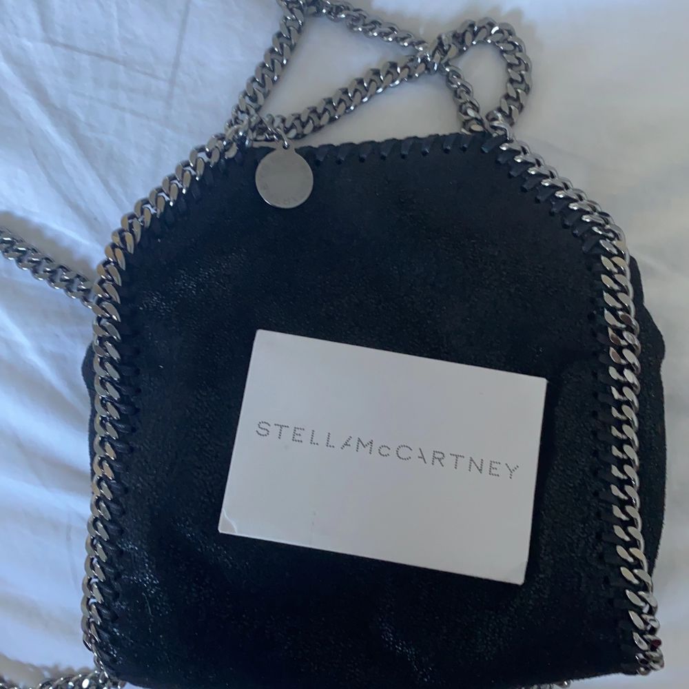 Snygg Stella McCartney väska som är i modellen Tiny. Den är helt ny, plasten på kedjorna är borta men den är i nyskick. Kvittot har jag råkat slarva bort med koden inuti väskan bevisar att den är äkta. Dustbag och kortet medföljer. OBS! Kommer inte gå ner mer i pris!. Väskor.
