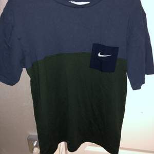 Så cool t-shirt med häften mörkgrönt och hälften mörkblått. Köpt på beyond retro.