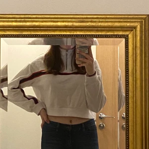 H&M divided tröja strl S - Har använt den typ 2 gånger, sen har den bara legat i min garderob i ca 1,5 år. Jag är 168 cm lång och den sitter bra på mig.