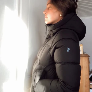 Peak performance jacka - Säljer nu den här superfina pufferaktiga jackan från Peak Performance i strl S! Den kommer inte till användning för mig, men det är verkligen en såå fin jacka som är otroligt varm! Jättefint skick, skixkar gärna fler bilder vid intresse! Buda🥰