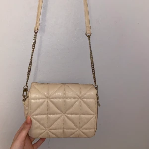 Väska  - Ljusrosa väska. Nyskick. Kom med peisförg. Kom privat för mer information. Köparen står för frakten 