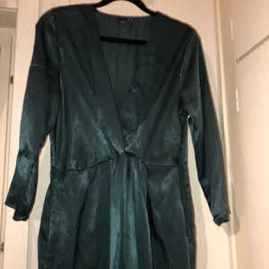Silk klänning  - Mörkgrön silk klänning i strl 36. 