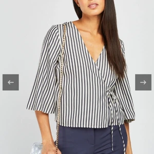 Blå-vit randig omlottblus - Blå-vitrandig omlottblus med knytdetalj i midjan. Aldrig använd. Storlek UK4 men passar XS. Frakten är lagd som spårbart, kan säkert bli billigare med vanligt porto☺️