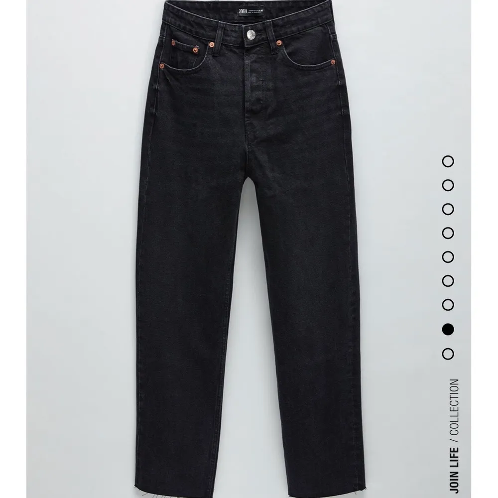 Jättesnygga raka jeans från Zara som inte kommer till användning! Har några märken på sig (därav priset), skriv privat för bilder! Inget man tänker på så mycket dock! Frakt tillkommer på 66 kronor🤍. Jeans & Byxor.