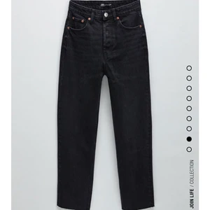 Svarta jeans från Zara - Jättesnygga raka jeans från Zara som inte kommer till användning! Har några märken på sig (därav priset), skriv privat för bilder! Inget man tänker på så mycket dock! Frakt tillkommer på 66 kronor🤍