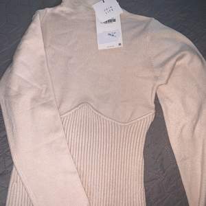 En jättefin beige tröja från Zara som är helt ny i storlek S. Tröjan är också slutsåld