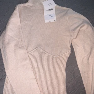 Tröja från Zara - En jättefin beige tröja från Zara som är helt ny i storlek S. Tröjan är också slutsåld