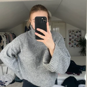 Stickad polotröja  - Snygg grå stickad polotröja med vida ärmar från Gina Tricot. Lite croppad, inte alls stickig utan väldigt mjuk. Spårbar frakt med DHL inräknat i priset!