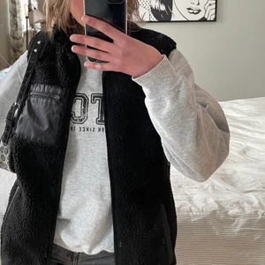 Teddy väst - Teddyväst köpt här på plick, men aningen stor så säljer vidare❤️ storlek S, jag köpte den för 470kr +frakt. Hör av er för frågor