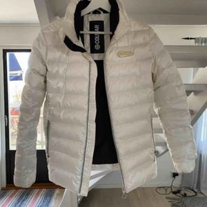  - Säljer en super fin Colmar jacka! Endast använd ett fåtal gånger och är i super bra skick❤️ den är i storlek S men är lite stor i storleken så passar även en M❤️nypris runt 3500