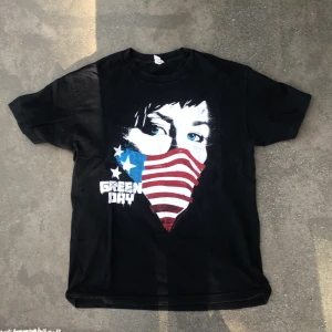 Green Day t-shirt - Snygg Green Day t-shirt, regular fit. Lite blekt och trycket är lite slitet, annars i mycket bra skick. Köparen står för ev. frakt.