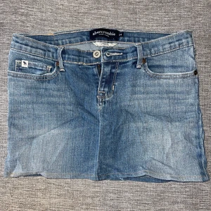 Jeanskjol - Jeanskjol från märket abercrombie. Står stl 14 skulle säga XS men med stretch 