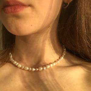 PERLES DE SOIRE 179kr ink frakt 🐚 ett handgjort halsband av stora sötvattenspärlor 🦋 perfekt till strandhäng men även om du vill vara lite extra fin