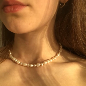 perles de soire - PERLES DE SOIRE 179kr ink frakt 🐚 ett handgjort halsband av stora sötvattenspärlor 🦋 perfekt till strandhäng men även om du vill vara lite extra fin
