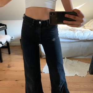 svinsnygga svarta raka jeans som sitter så bra på! Säljes då de inte används längre. Snygga fickor i fram!! US strl 2 vilket motsvarar typ XS/S. Använda men i bra skick🖤🖤 obs smutsig spegel haha inte jeansen 
