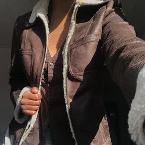 Jacka   - En snygg jacka som har samma vita mysiga ull inuti. Är i storlek EU 40, men passar mig perfekt som i normala fall bär stl XS/S! Frakt tillkommer!                                                            