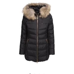 Hollies tracer - Hollies jacka köptes januari 2019. Är i bra skick och formar kroppem fint, nypris 4.499 kr. Miitt pris 1 500kr. är i storlek 34 men passar även 36💕