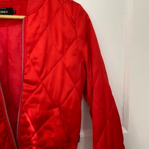 Röd jacka  - Perfekta vårjackan. Jättebra skick och köpt från Only. Storlek S och säljer för 200kr (pris går att diskuteras) 