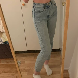 Jeans från Brandy Melville  - Jättefina jeans från Brandy Melville. Använda en del men ändå 9/10 i skick. Storleken är onesize, men passar bra på mig som är 173 cm. Möjligtvis lite korta. Ganska små i midjan, se sista bilden. Köpta för 499 kronor. 