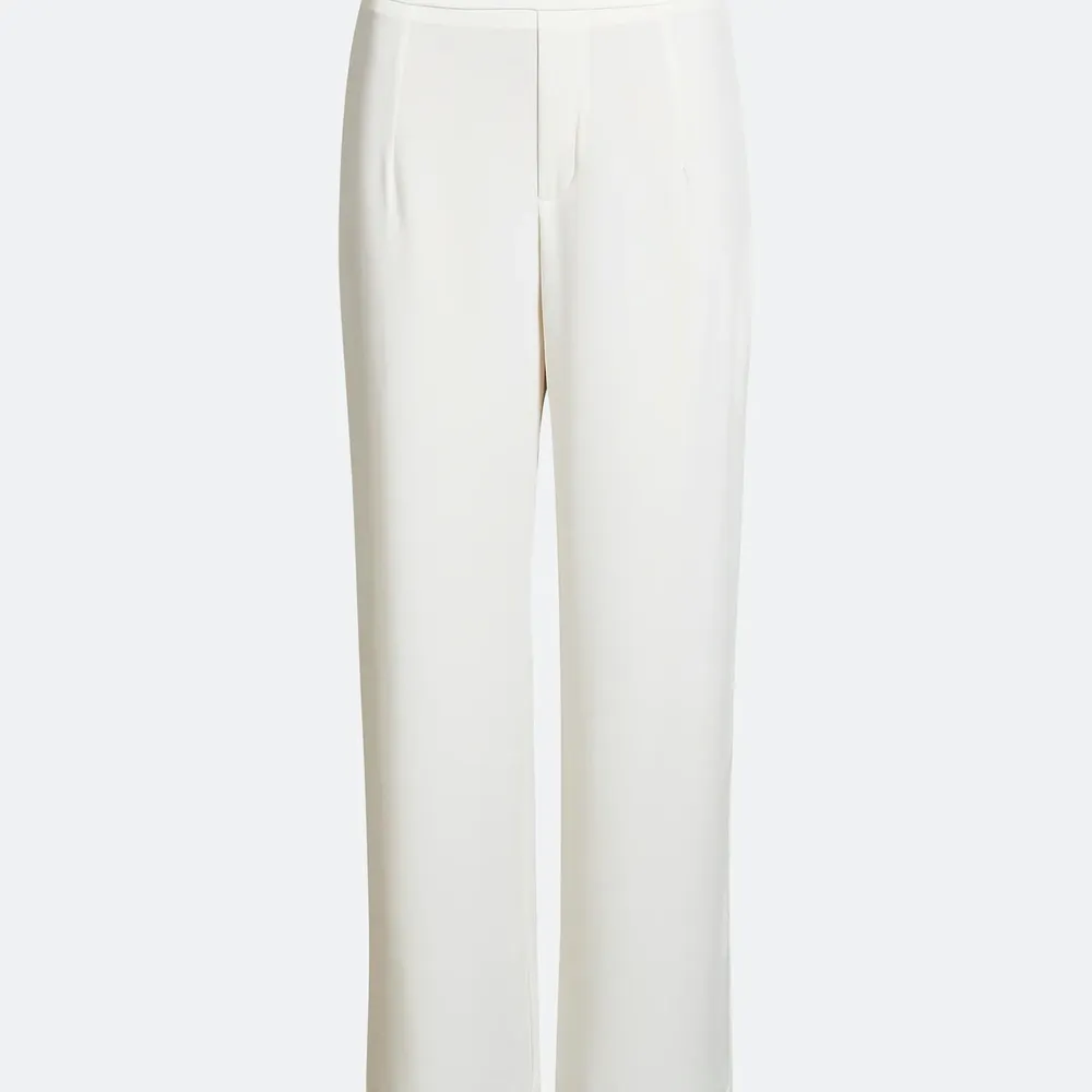 Vita kostym byxor från bik bok som är helt nya, i storlek 36. De är helt oanvända. Säljer för 150 kr och köparen står för frakten ☺️. Jeans & Byxor.