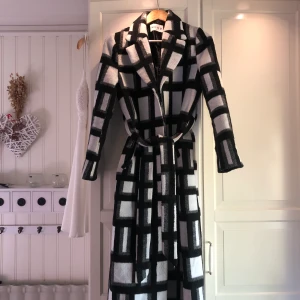 Na-kd kappa - Säljer min kappa från na-kd i storlek 36. Säljes då den blivit för liten!