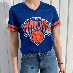 Croppad basket T-shirt  - Säljer min nästan helt oanvända croppade basketboll tröja, den är super fin men kommer tyvärr ej till användning(: 