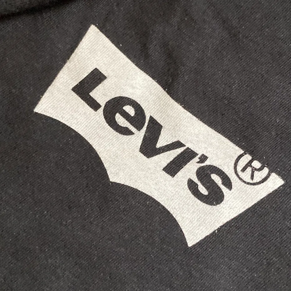Mörkblå levi’s t-shirt med hollister märke och i sorleken s💓bra skick och använda bara några enstaka gånger:) nypris runt 150kr . T-shirts.