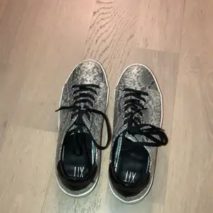 Säljer mina sneakers med snakeprint i storlek 37. Skorna är använda ett fåtal gånger och har inget slitage. 