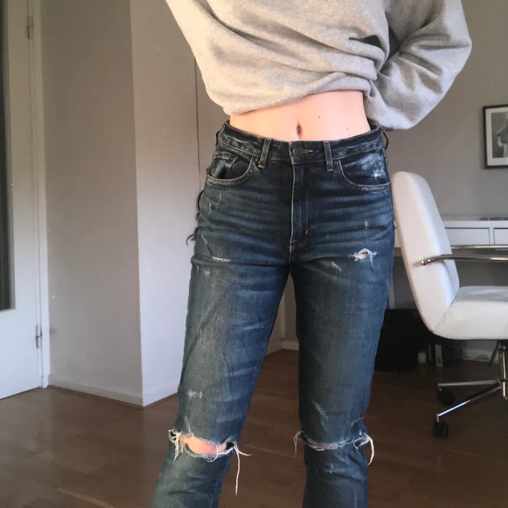 Skinny, highwaisted jeans, hål på båda knän och slitningar. Använda några gånger men är som nya :) startpris på 120kr. Jeans & Byxor.
