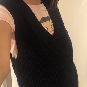 Superfin stickad väst - Fin svart stickad väst🖤 plagget är i bra skicka och är endast använd ett fåtal gånger. Hör gärna av dig om du har några frågor!! Köparen står för frakt☺️