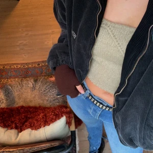 Stickad topp zara - Säljer denna sjukt coola stickade pistagegröna topp från zara! Passar bra både till vardags och till festligare tillfällen och både sommar och vinter! Så skön och fin! Använd ca 2-3 gånger