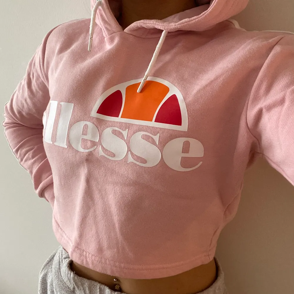 Crop hoodie från ellesse. Storlek XS. Hoodies.